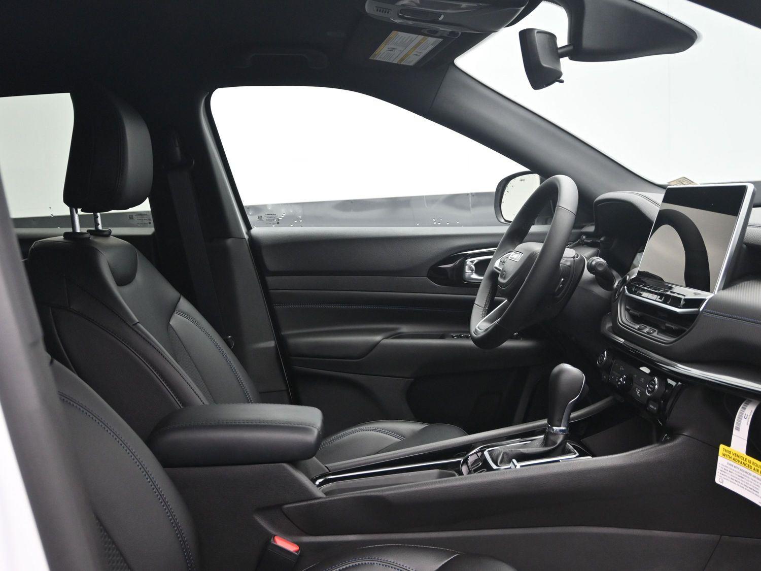 New 2026 Bright White Clearcoat Jeep Latitude image 9