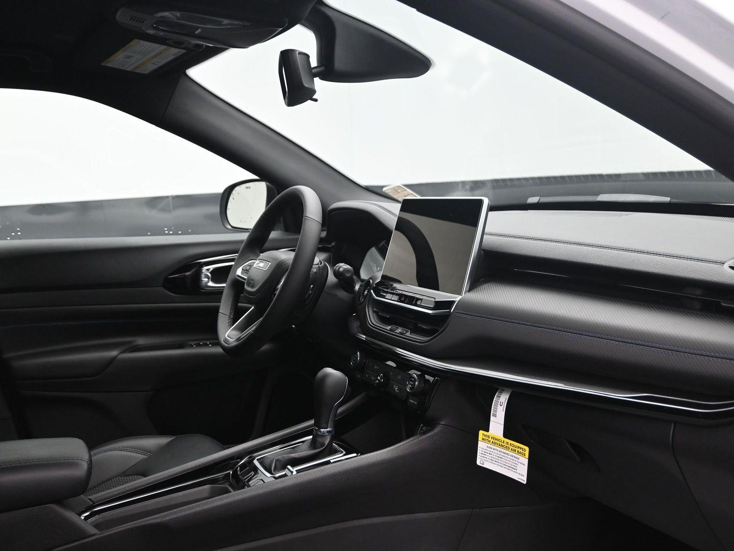 New 2026 Bright White Clearcoat Jeep Latitude image 10