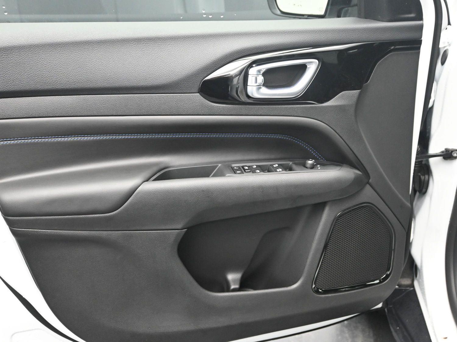 New 2026 Bright White Clearcoat Jeep Latitude image 16