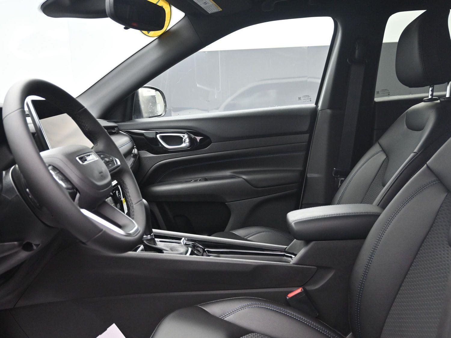 New 2026 Bright White Clearcoat Jeep Latitude image 17