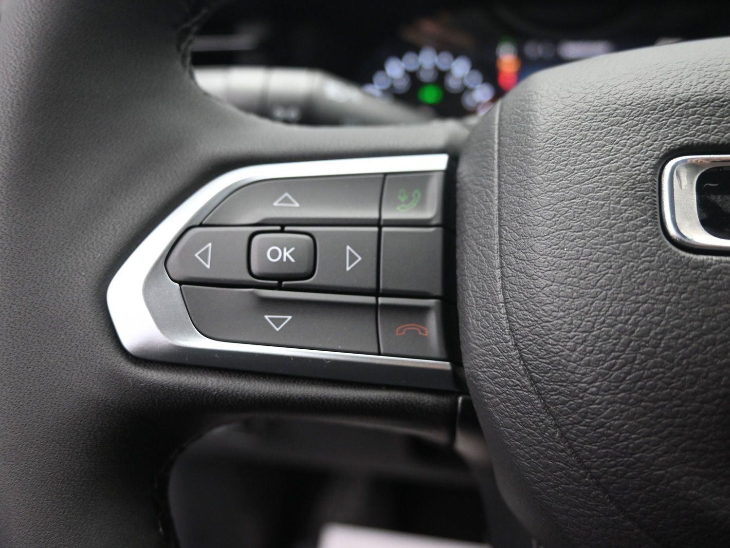 New 2026 Bright White Clearcoat Jeep Latitude image 19