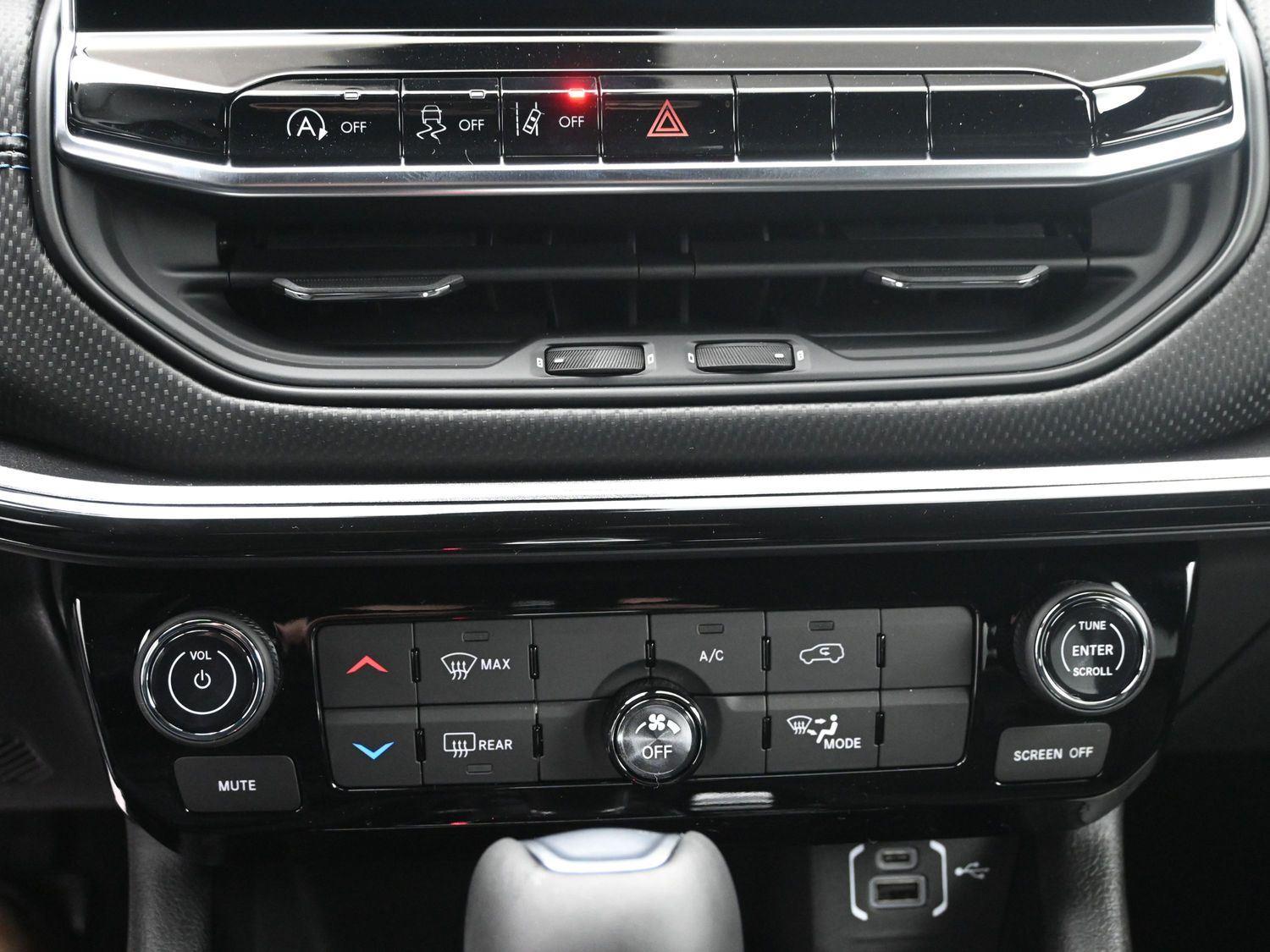 New 2026 Bright White Clearcoat Jeep Latitude image 24