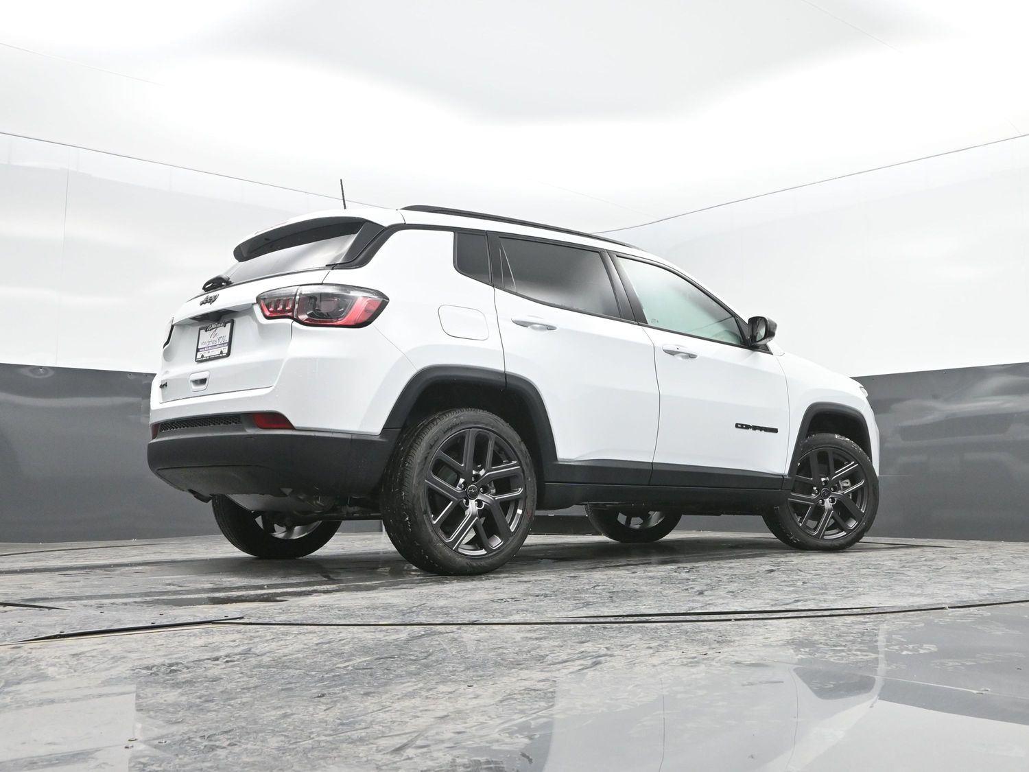 New 2026 Bright White Clearcoat Jeep Latitude image 28