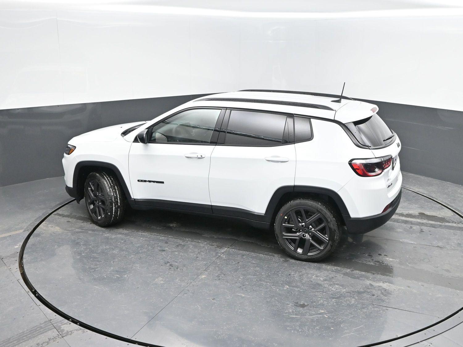 New 2026 Bright White Clearcoat Jeep Latitude image 31