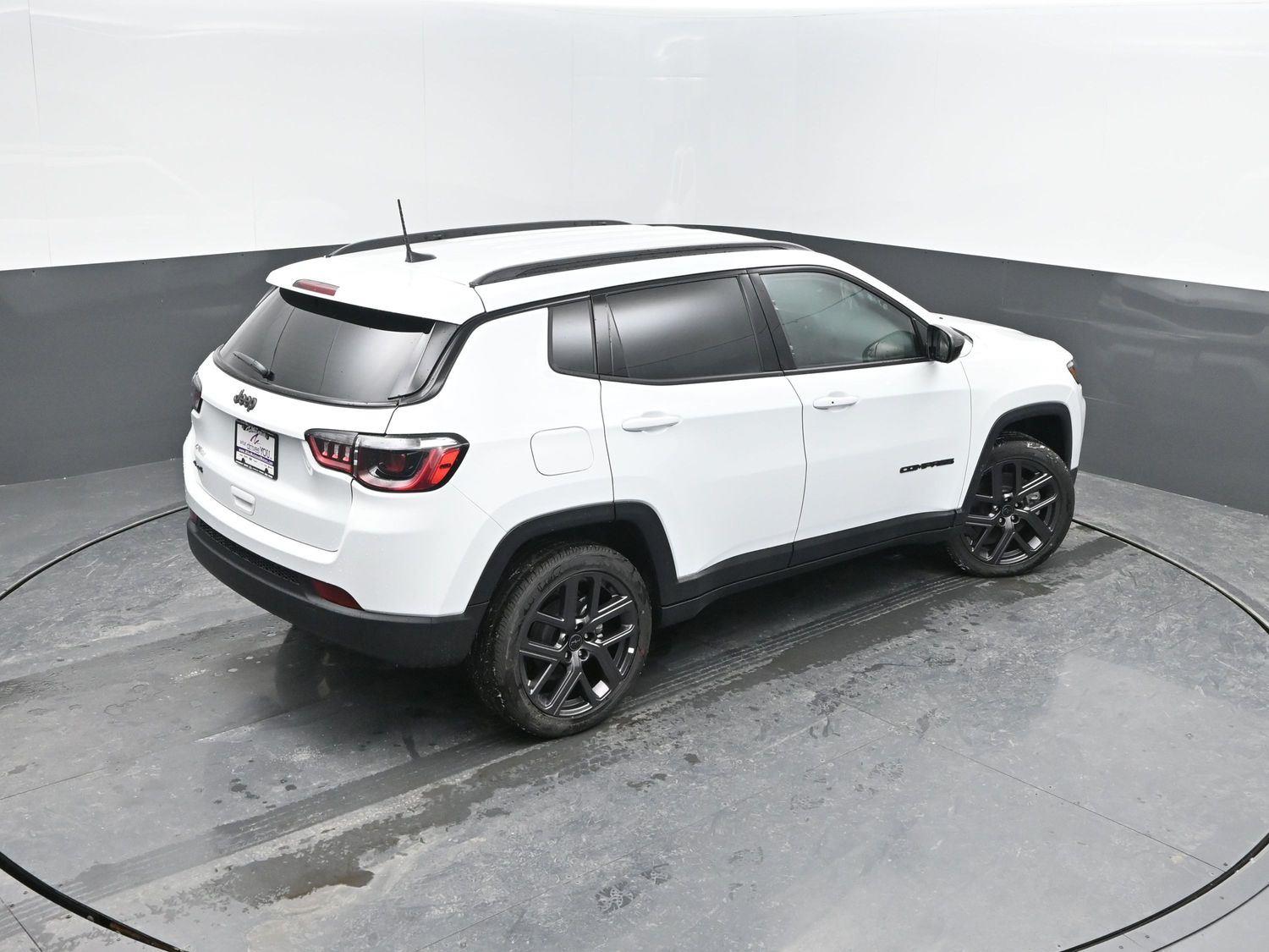 New 2026 Bright White Clearcoat Jeep Latitude image 32