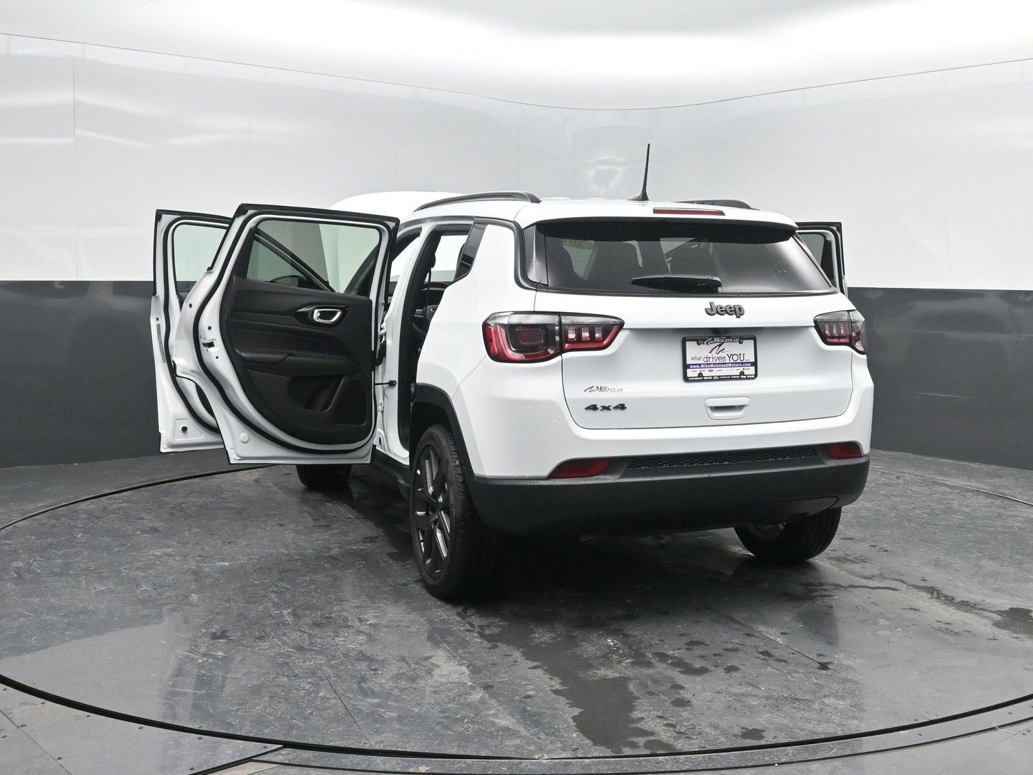 New 2026 Bright White Clearcoat Jeep Latitude image 40