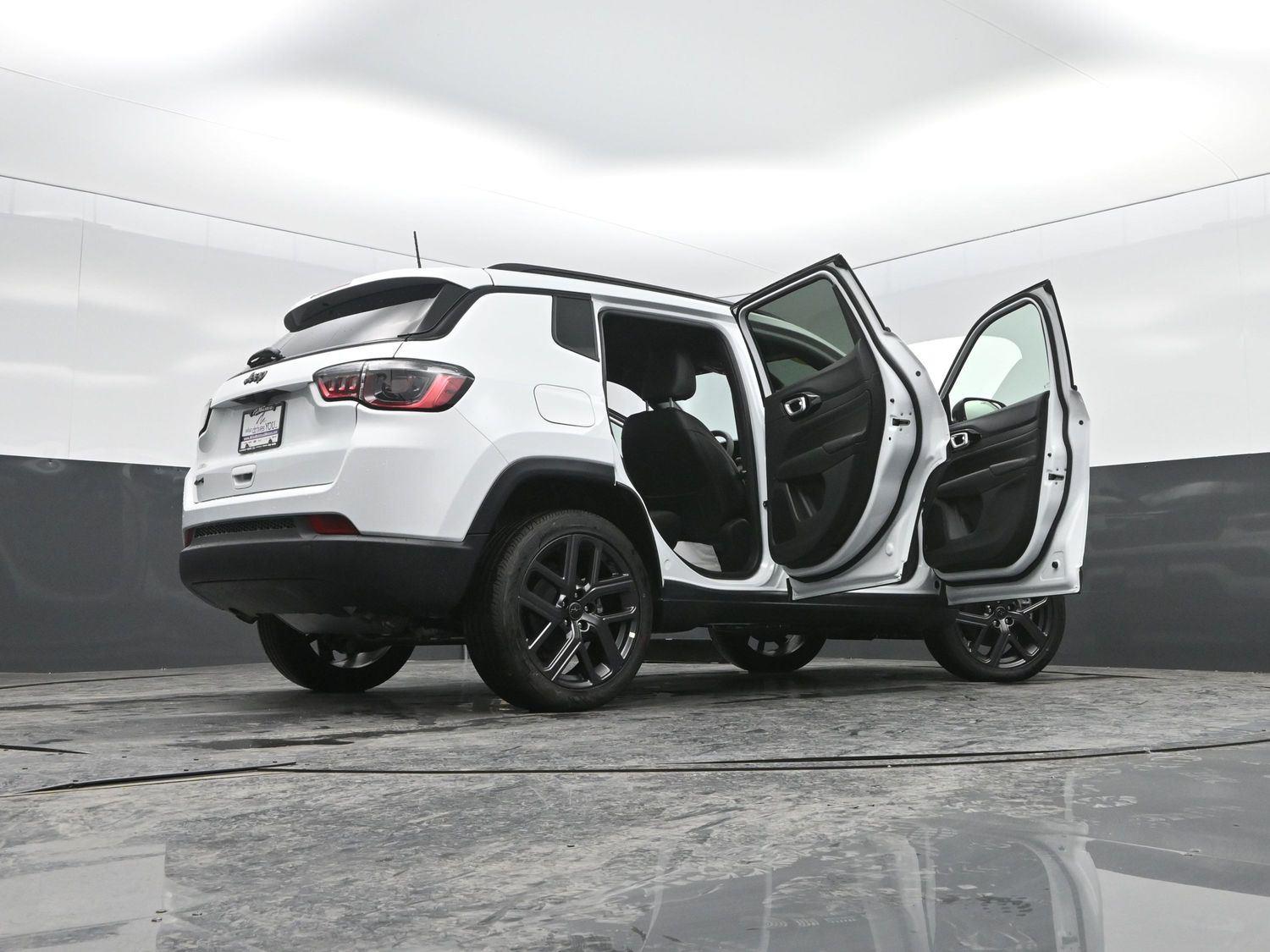 New 2026 Bright White Clearcoat Jeep Latitude image 43