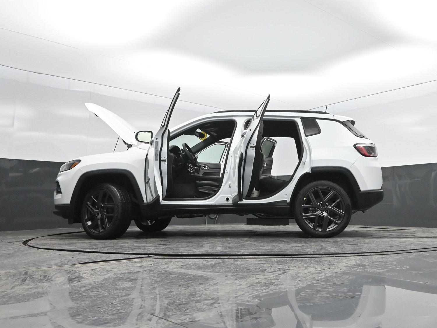 New 2026 Bright White Clearcoat Jeep Latitude image 44