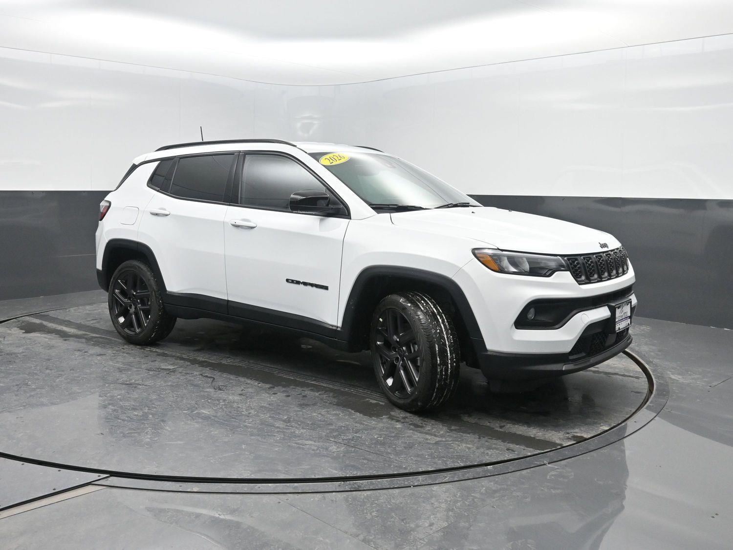 New 2026 Bright White Clearcoat Jeep Latitude image 4