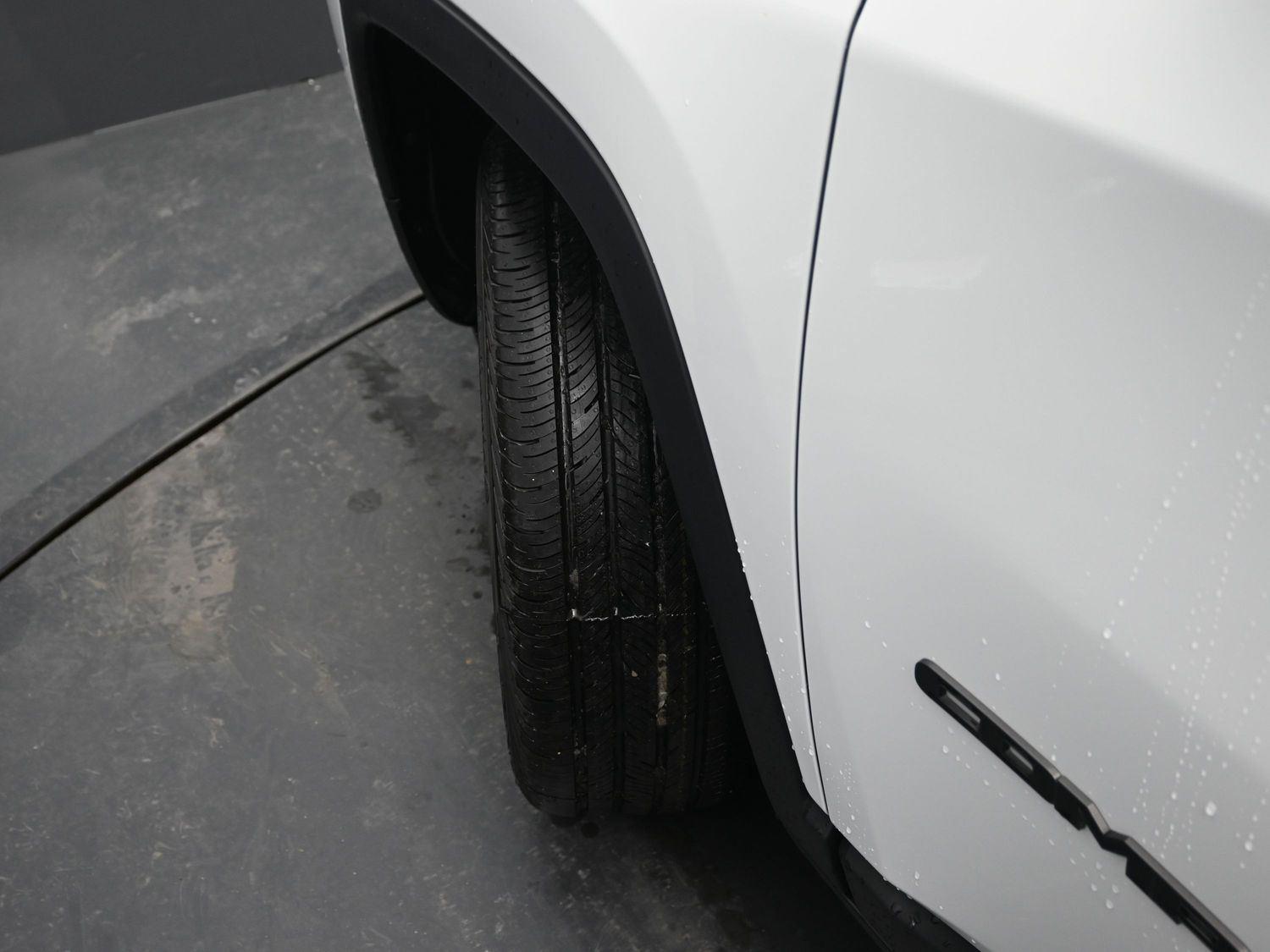 New 2026 Bright White Clearcoat Jeep Latitude image 5