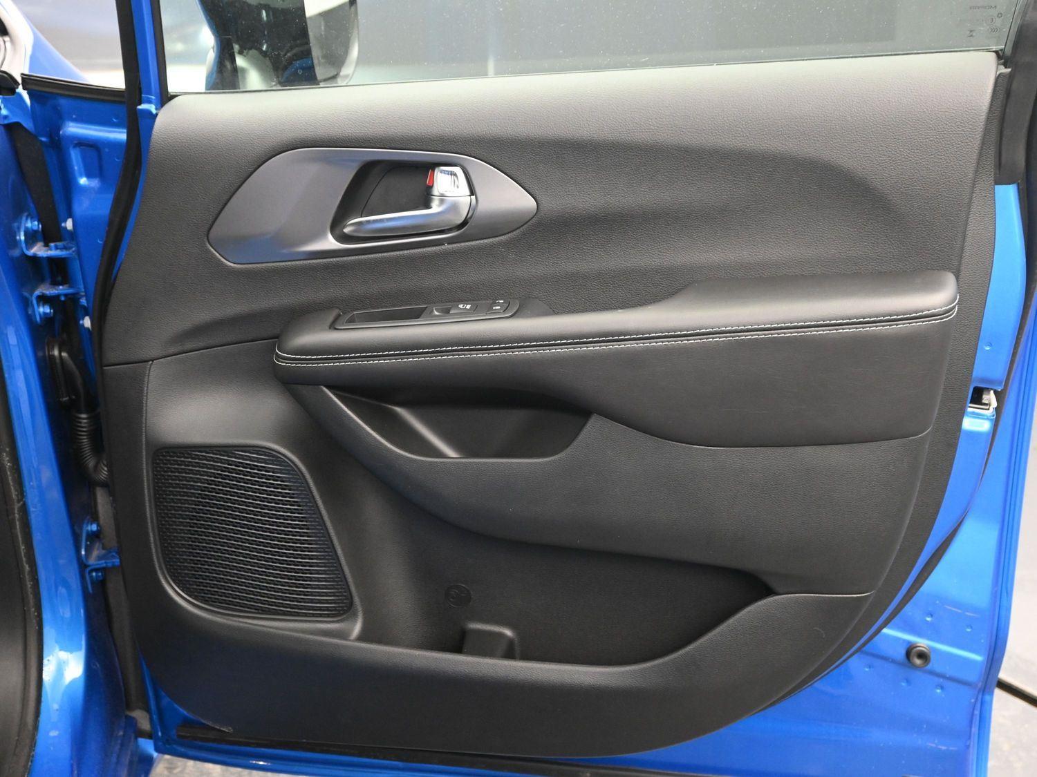 New 2026 Hydro Blue Pearlcoat Chrysler Select image 8