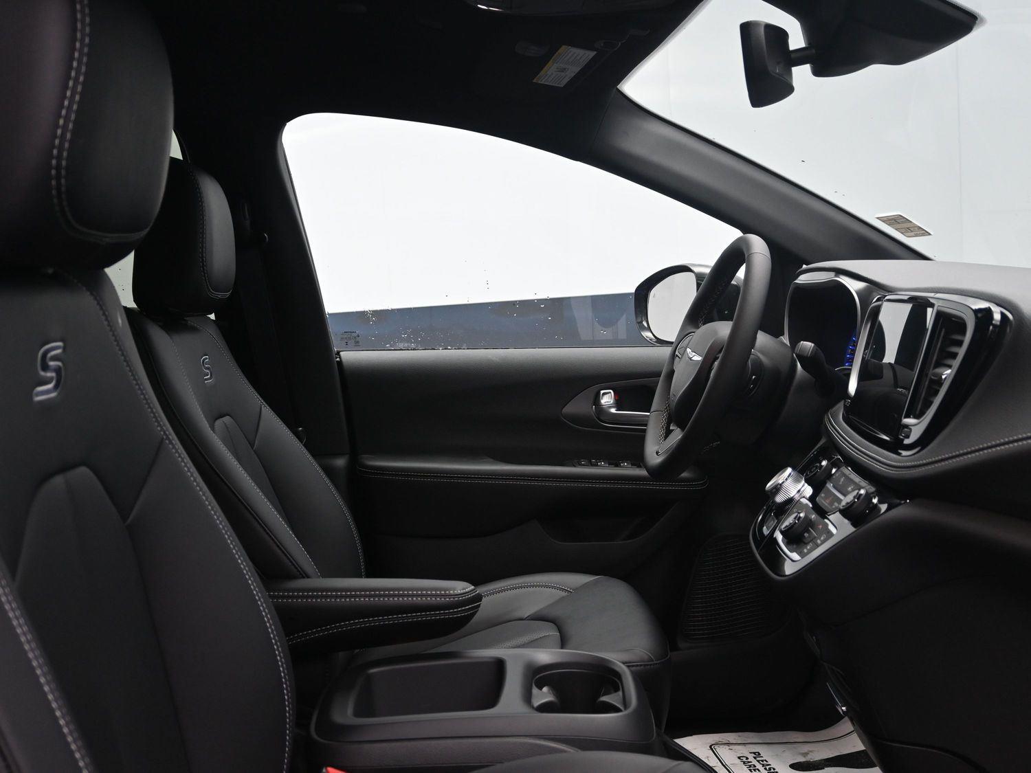 New 2026 Hydro Blue Pearlcoat Chrysler Select image 9