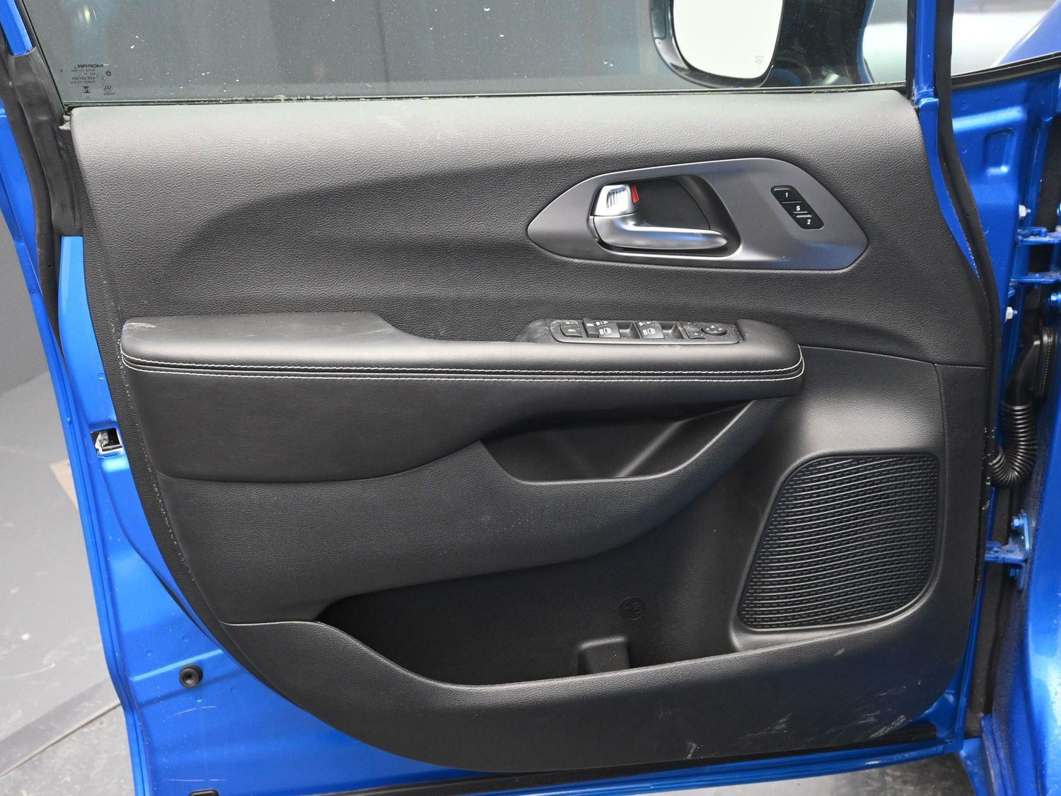 New 2026 Hydro Blue Pearlcoat Chrysler Select image 19