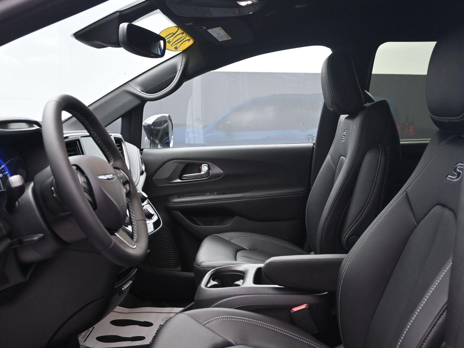 New 2026 Hydro Blue Pearlcoat Chrysler Select image 22