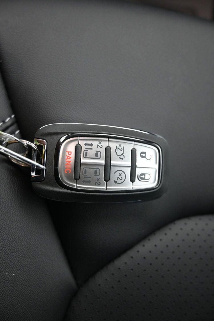 New 2026 Hydro Blue Pearlcoat Chrysler Select image 34