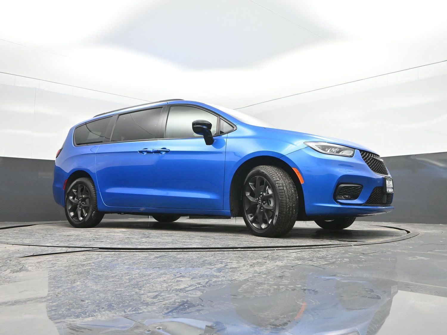 New 2026 Hydro Blue Pearlcoat Chrysler Select image 37