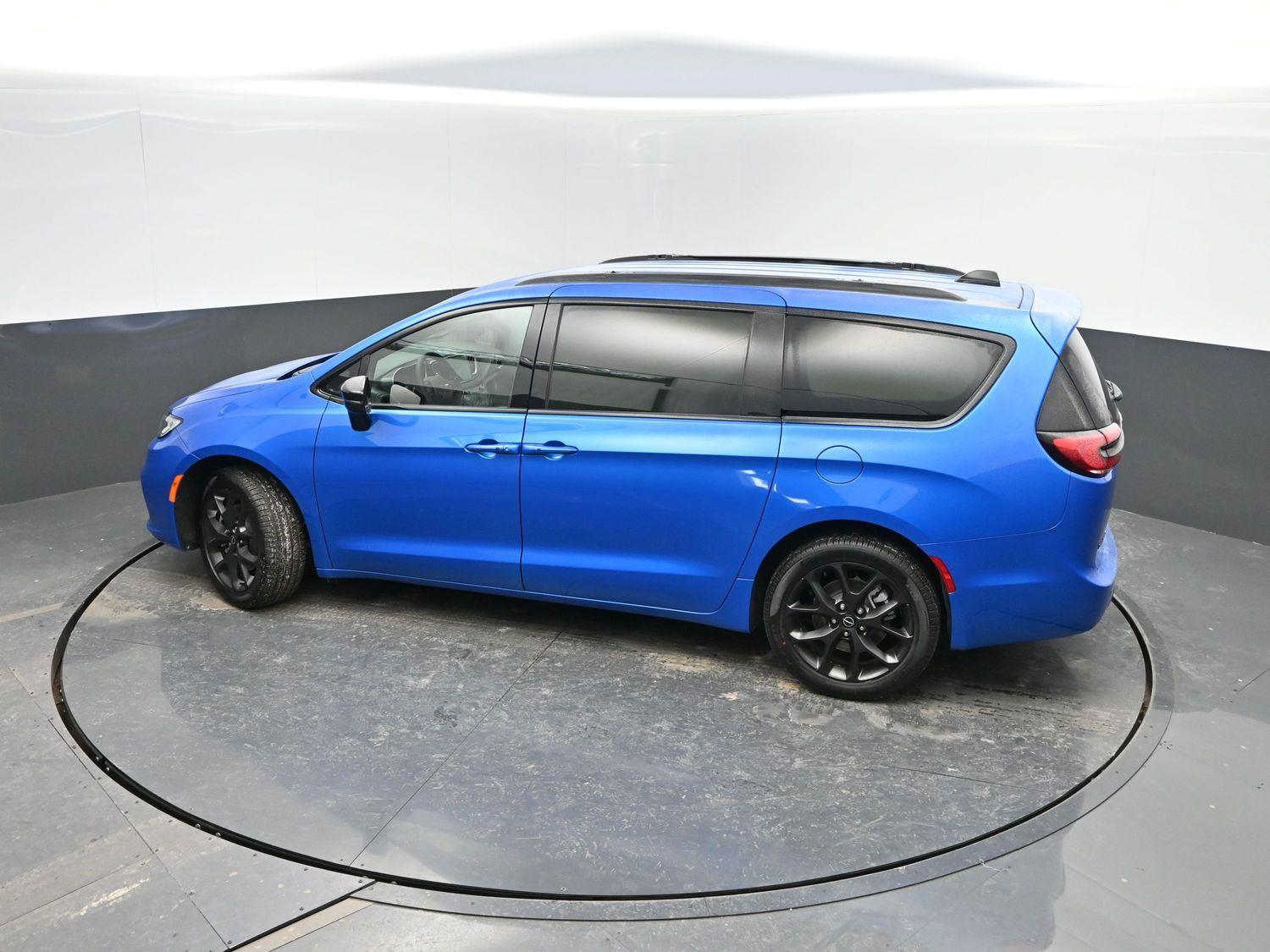 New 2026 Hydro Blue Pearlcoat Chrysler Select image 39