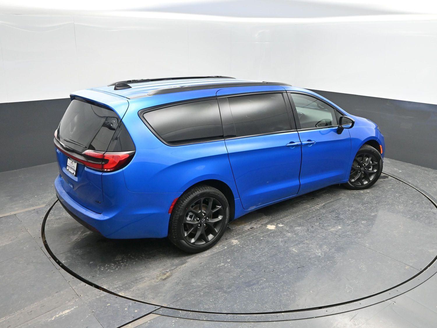 New 2026 Hydro Blue Pearlcoat Chrysler Select image 40