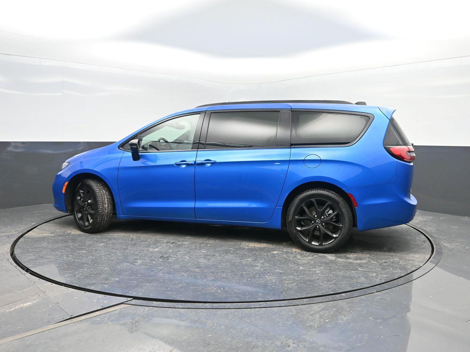 New 2026 Hydro Blue Pearlcoat Chrysler Select image 42