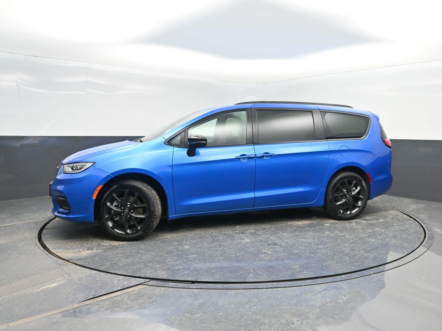 New 2026 Hydro Blue Pearlcoat Chrysler Select image 43