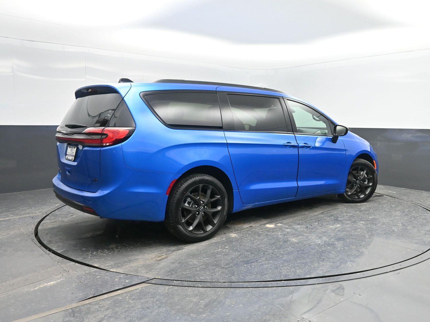 New 2026 Hydro Blue Pearlcoat Chrysler Select image 2