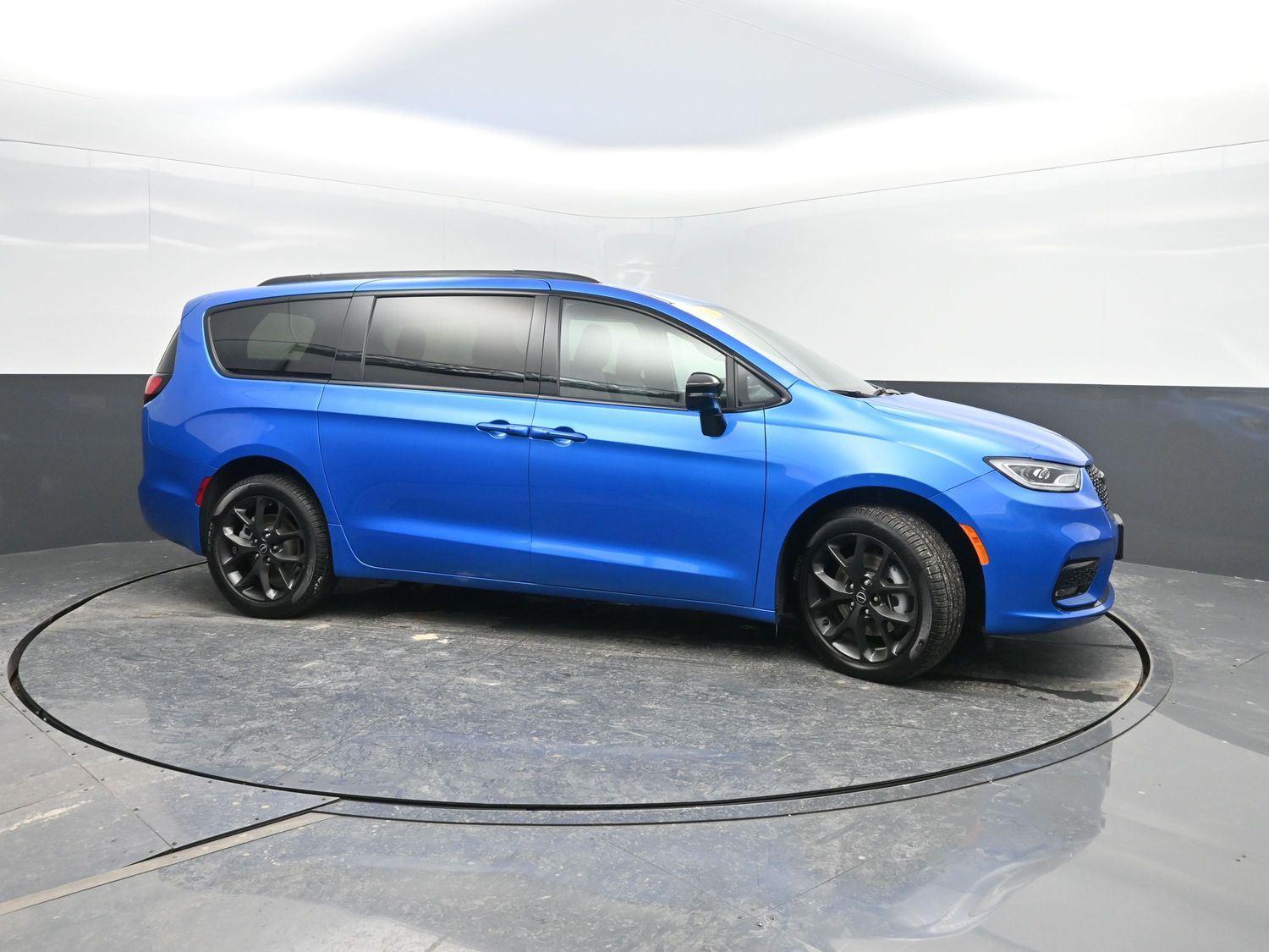 New 2026 Hydro Blue Pearlcoat Chrysler Select image 3