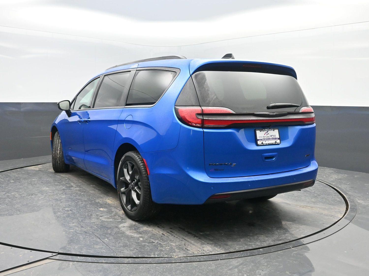 New 2026 Hydro Blue Pearlcoat Chrysler Select image 45