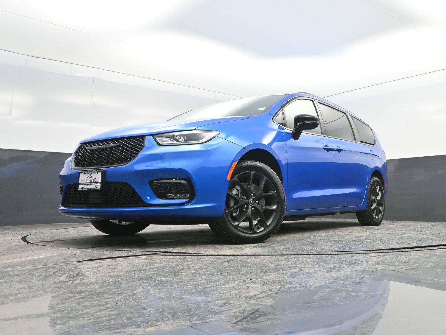 New 2026 Hydro Blue Pearlcoat Chrysler Select image 46