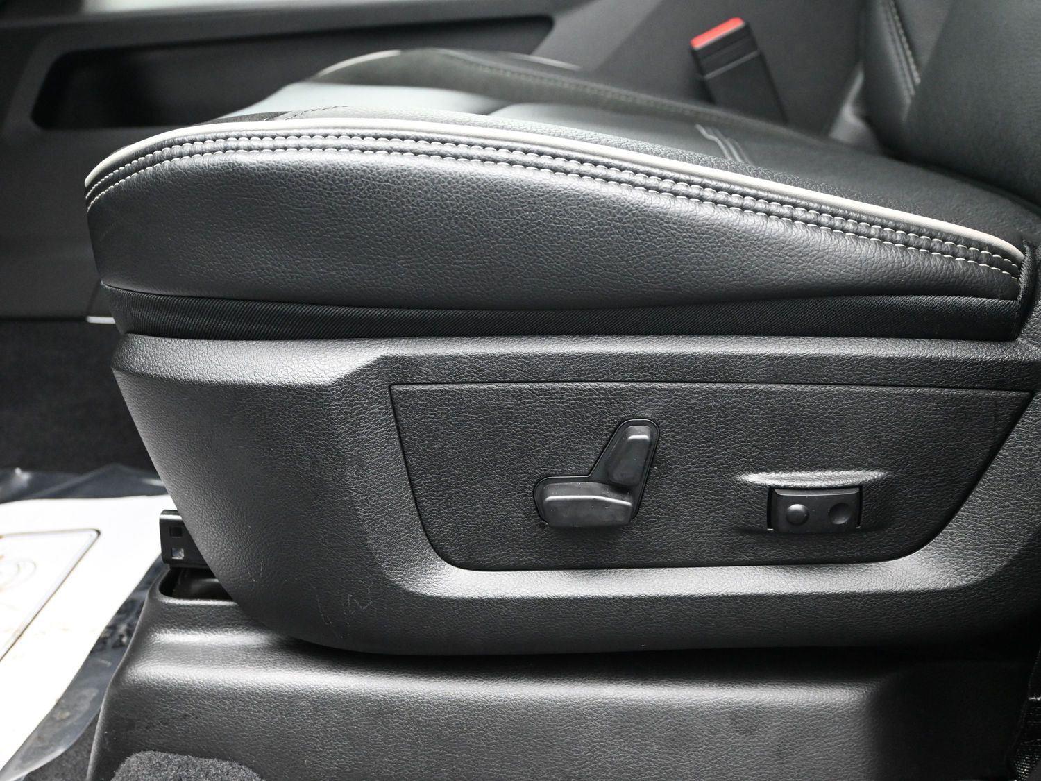 New 2026 Diamond Black Crystal Pearlcoat Ram Laramie image 25