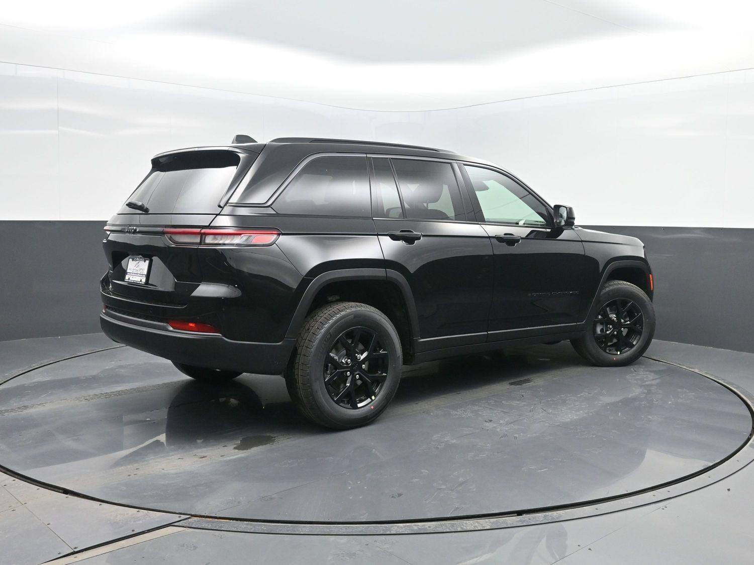 New 2026 Diamond Black Crystal Pearlcoat Jeep Laredo Altitude image 2