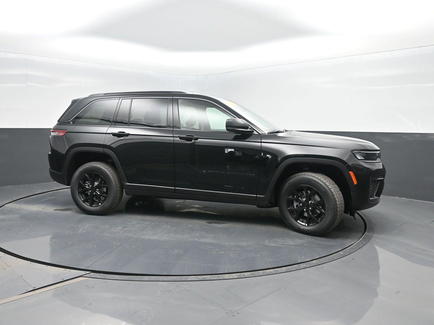 New 2026 Diamond Black Crystal Pearlcoat Jeep Laredo Altitude image 3