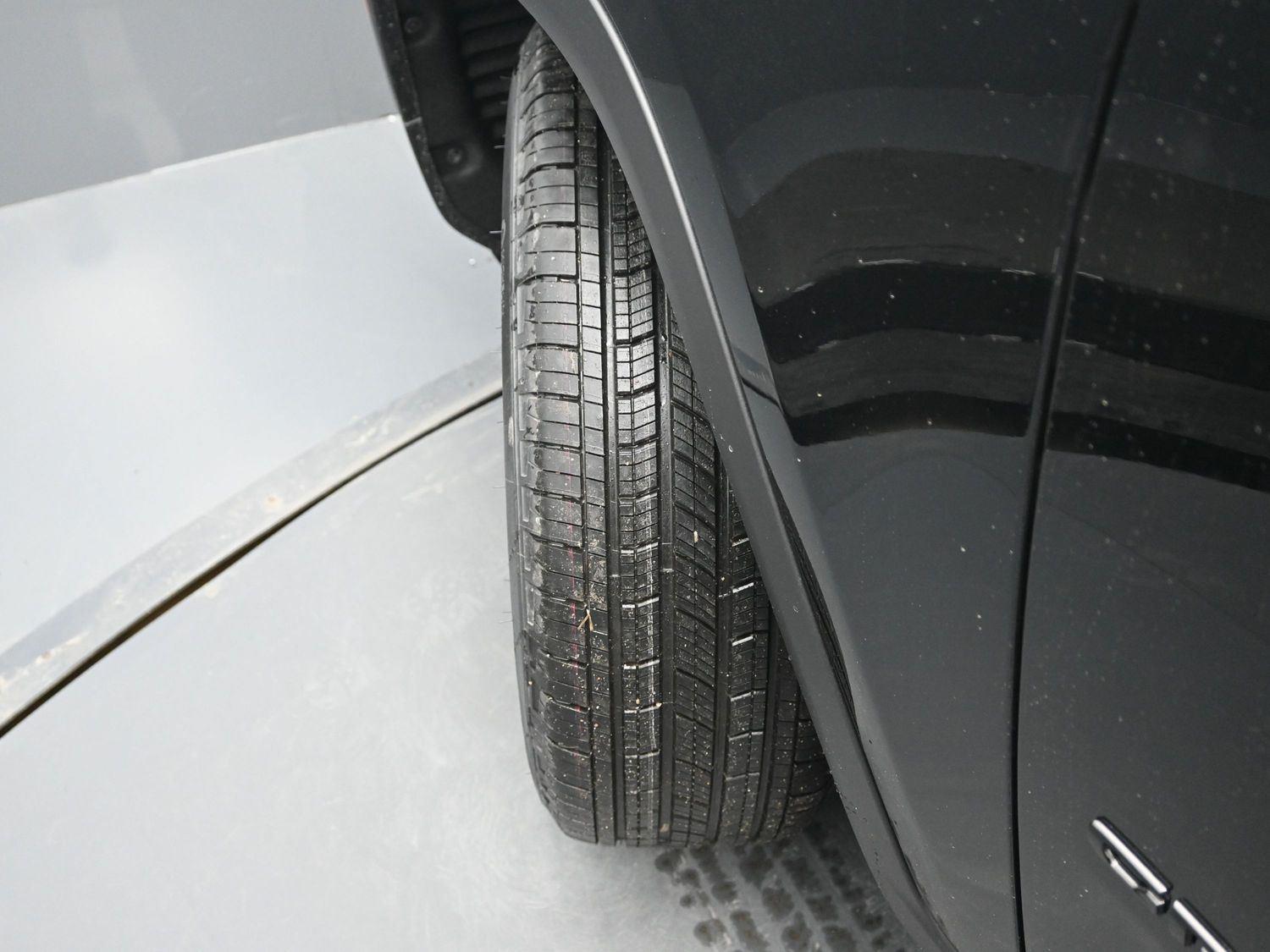 New 2026 Diamond Black Crystal Pearlcoat Jeep Laredo Altitude image 5