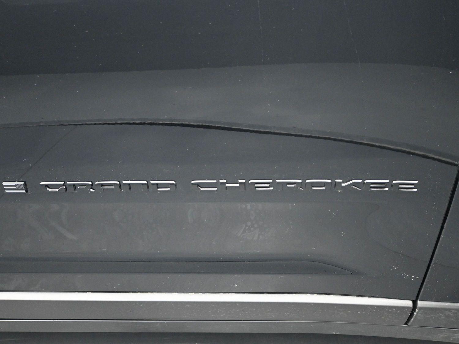 New 2026 Diamond Black Crystal Pearlcoat Jeep Laredo Altitude image 6