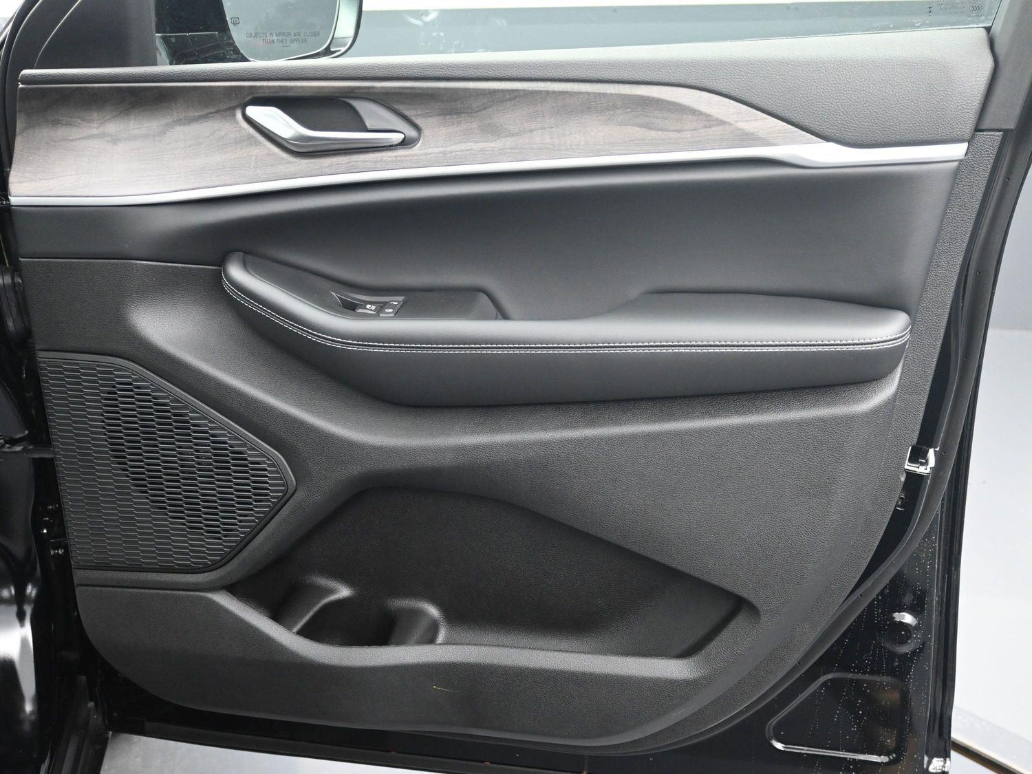 New 2026 Diamond Black Crystal Pearlcoat Jeep Laredo Altitude image 7