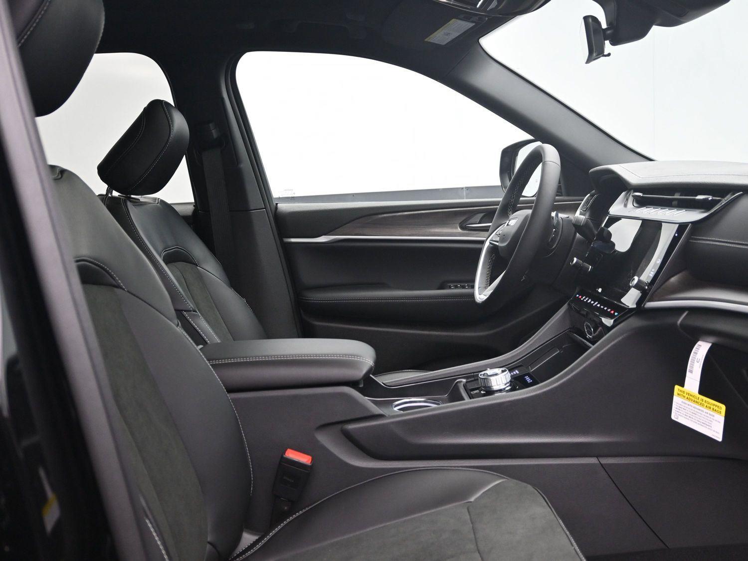 New 2026 Diamond Black Crystal Pearlcoat Jeep Laredo Altitude image 8