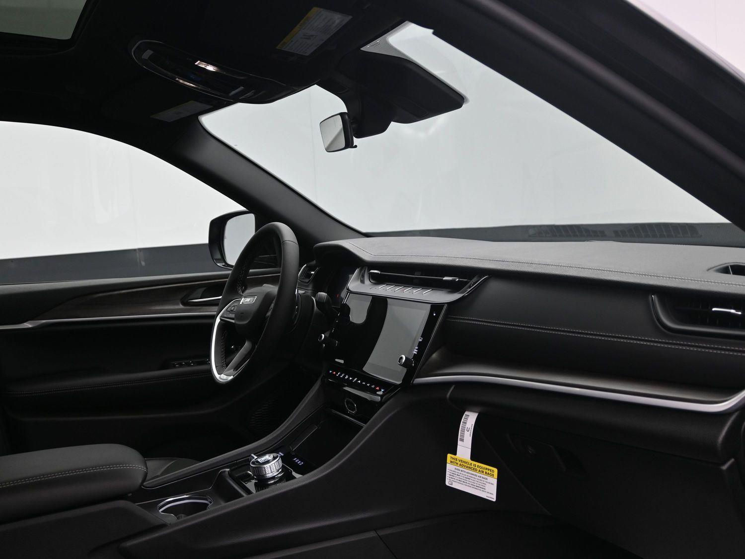 New 2026 Diamond Black Crystal Pearlcoat Jeep Laredo Altitude image 9