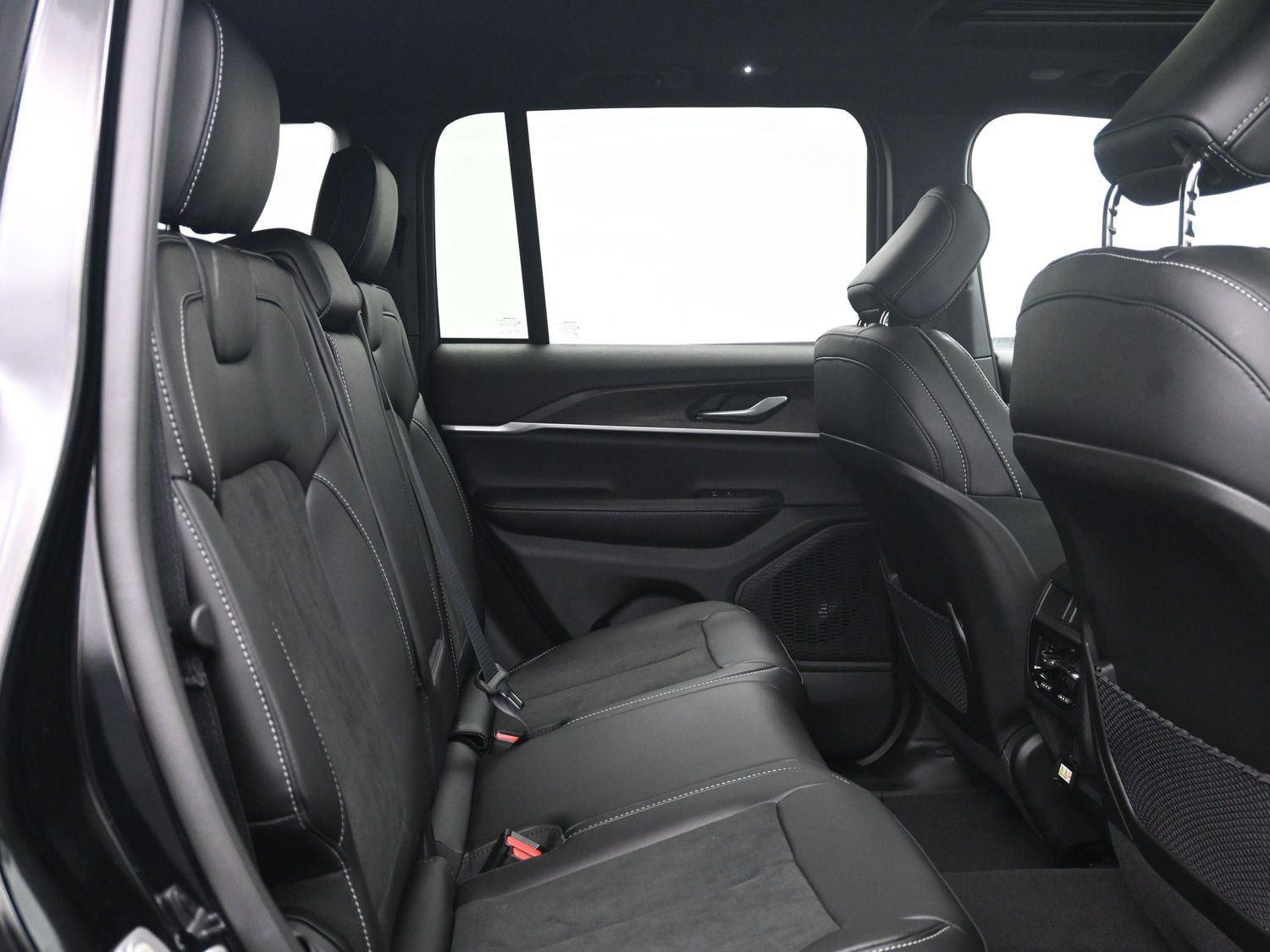 New 2026 Diamond Black Crystal Pearlcoat Jeep Laredo Altitude image 10