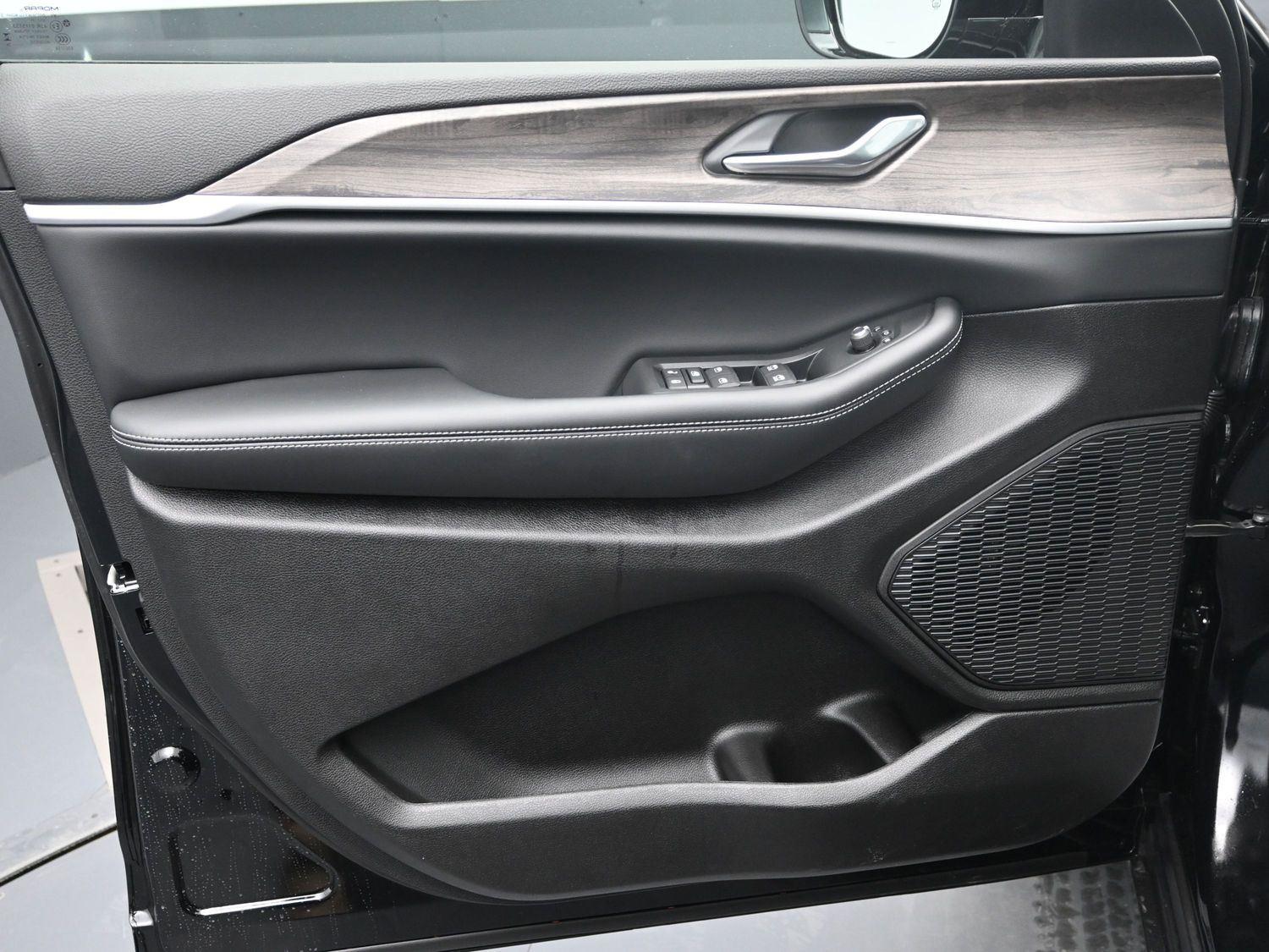 New 2026 Diamond Black Crystal Pearlcoat Jeep Laredo Altitude image 15