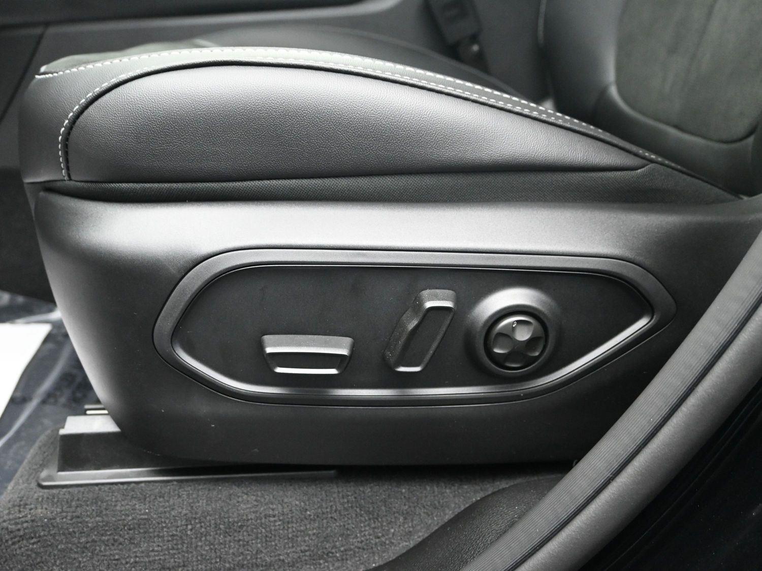 New 2026 Diamond Black Crystal Pearlcoat Jeep Laredo Altitude image 16