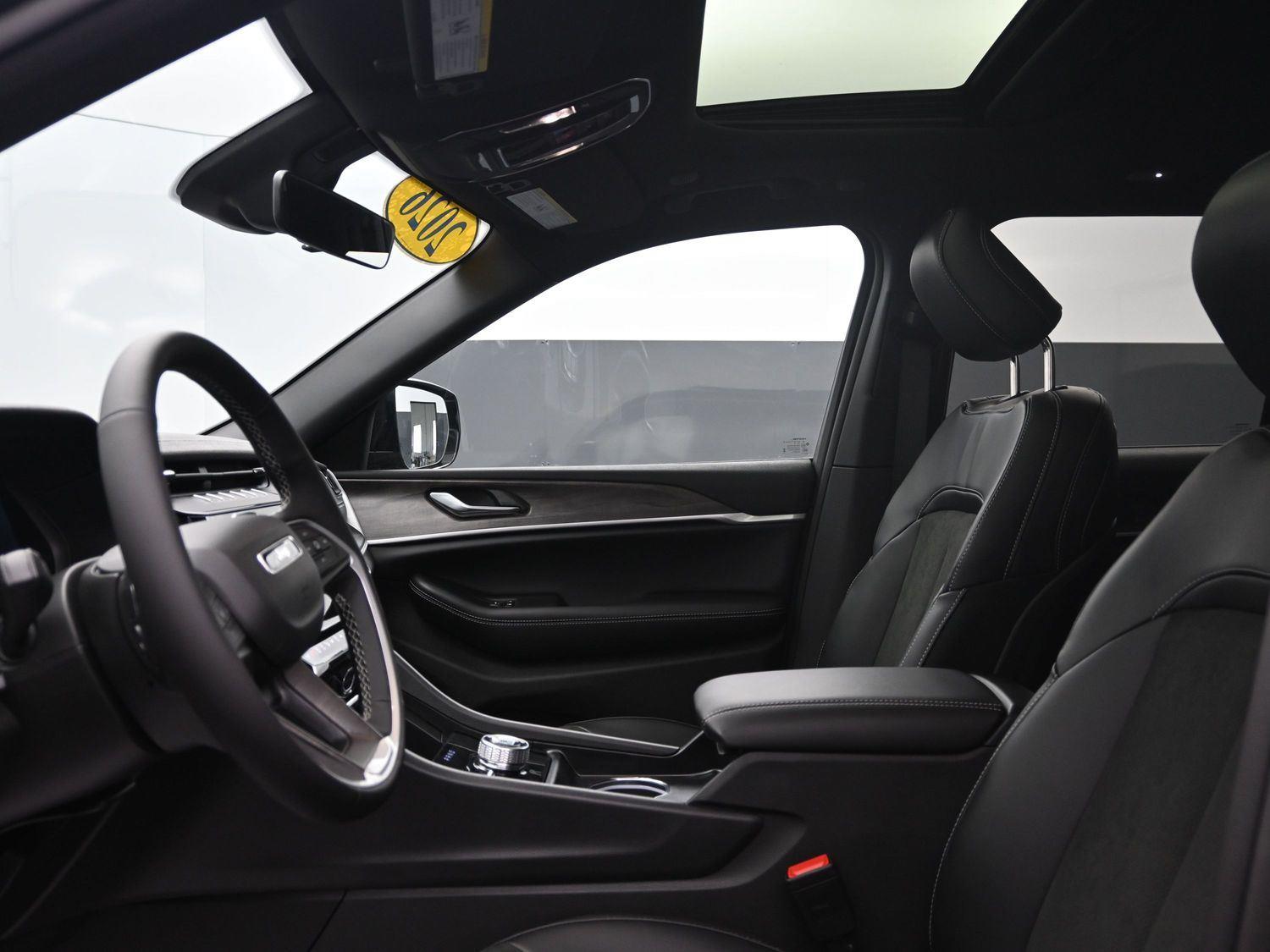 New 2026 Diamond Black Crystal Pearlcoat Jeep Laredo Altitude image 17