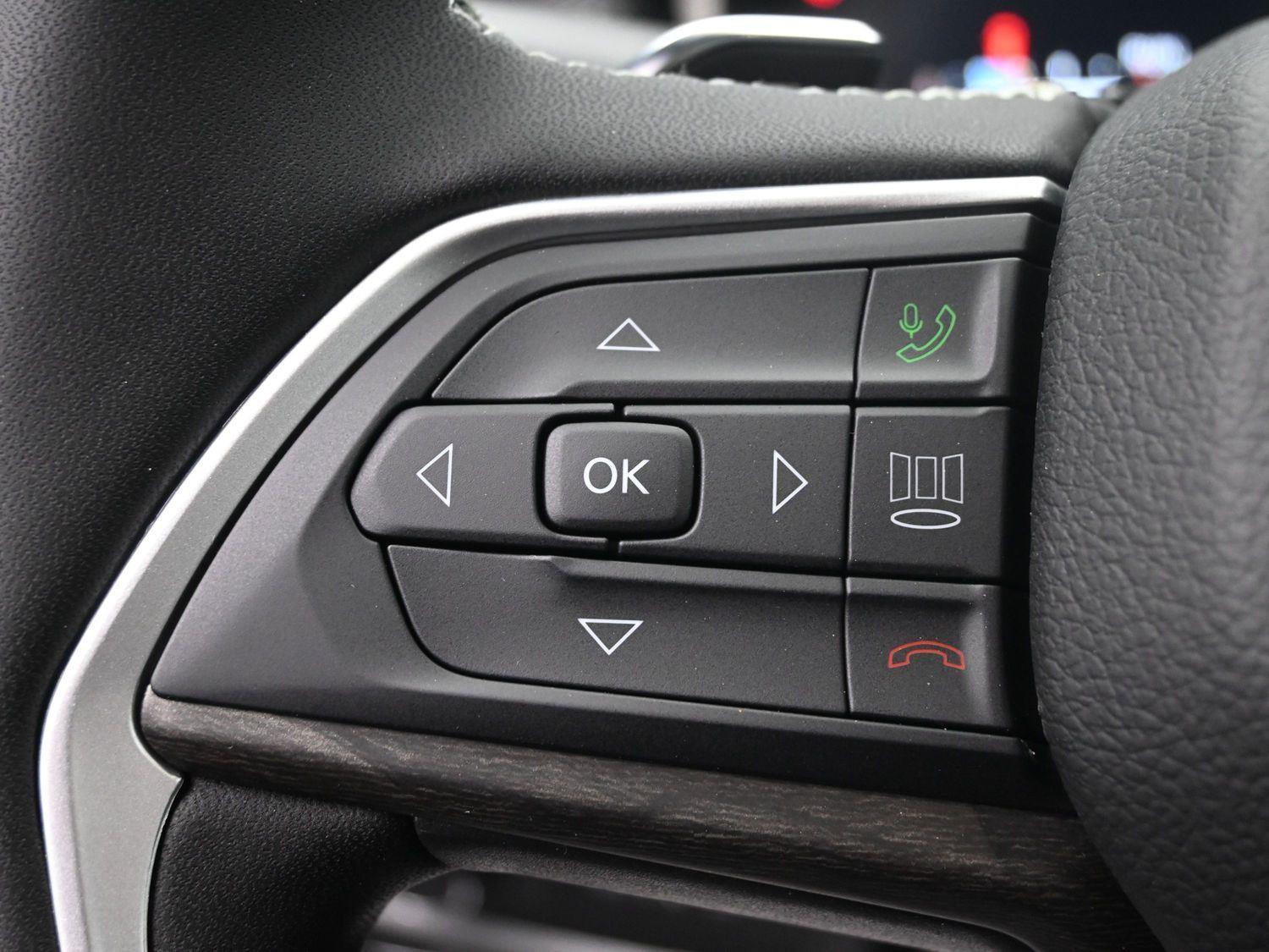 New 2026 Diamond Black Crystal Pearlcoat Jeep Laredo Altitude image 19