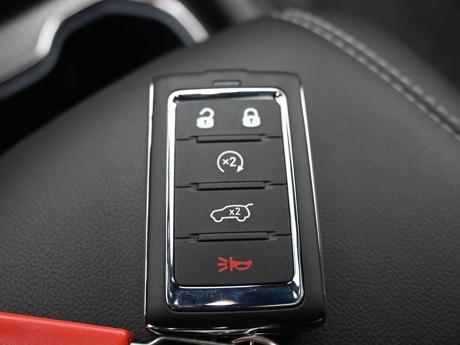 New 2026 Diamond Black Crystal Pearlcoat Jeep Laredo Altitude image 30