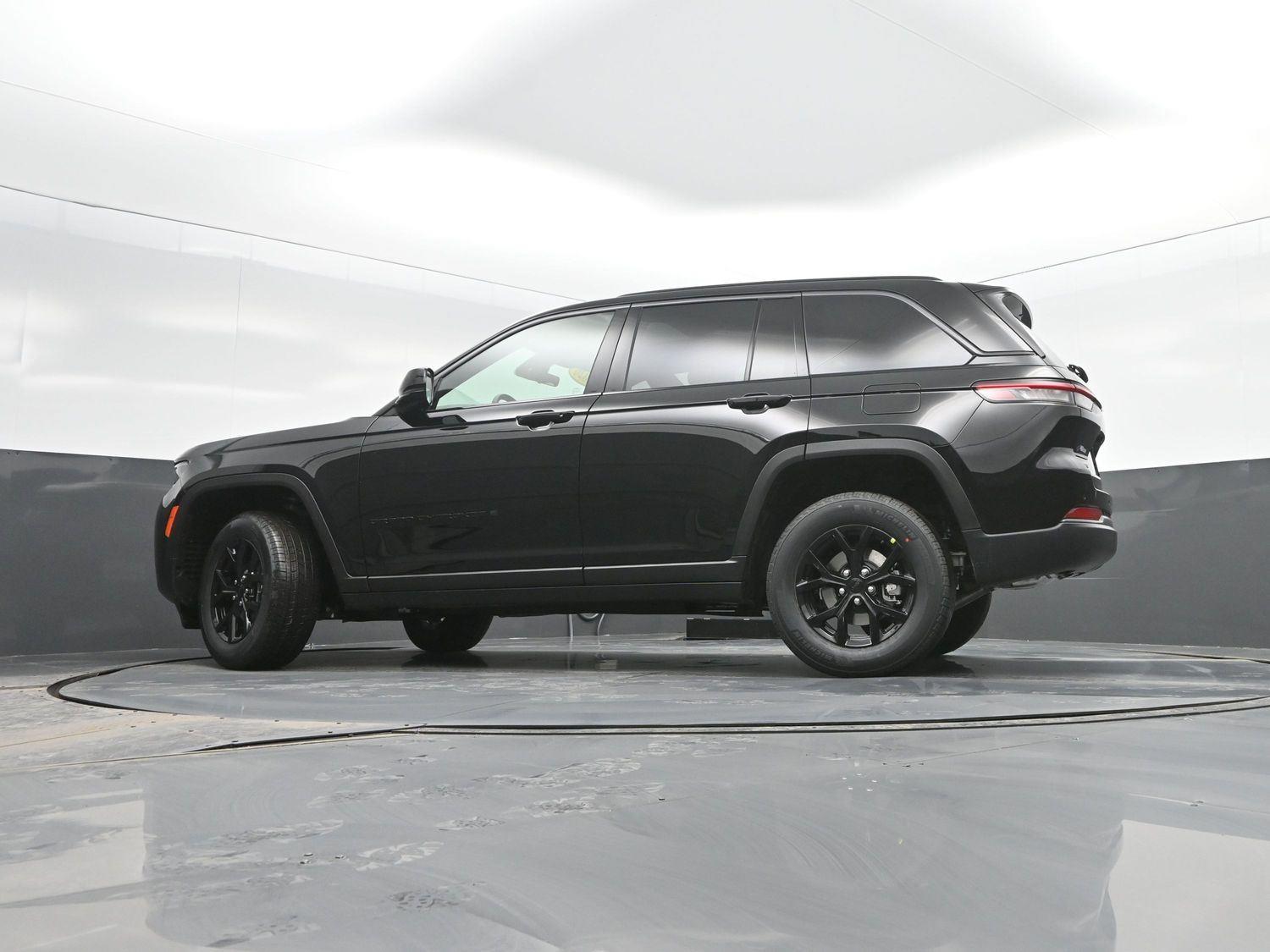 New 2026 Diamond Black Crystal Pearlcoat Jeep Laredo Altitude image 31