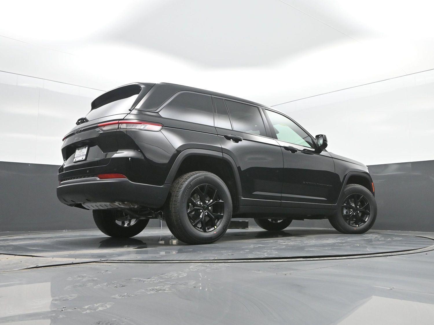 New 2026 Diamond Black Crystal Pearlcoat Jeep Laredo Altitude image 32