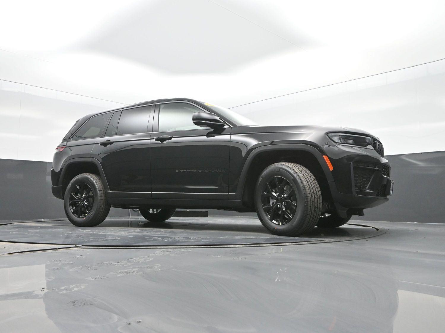 New 2026 Diamond Black Crystal Pearlcoat Jeep Laredo Altitude image 33