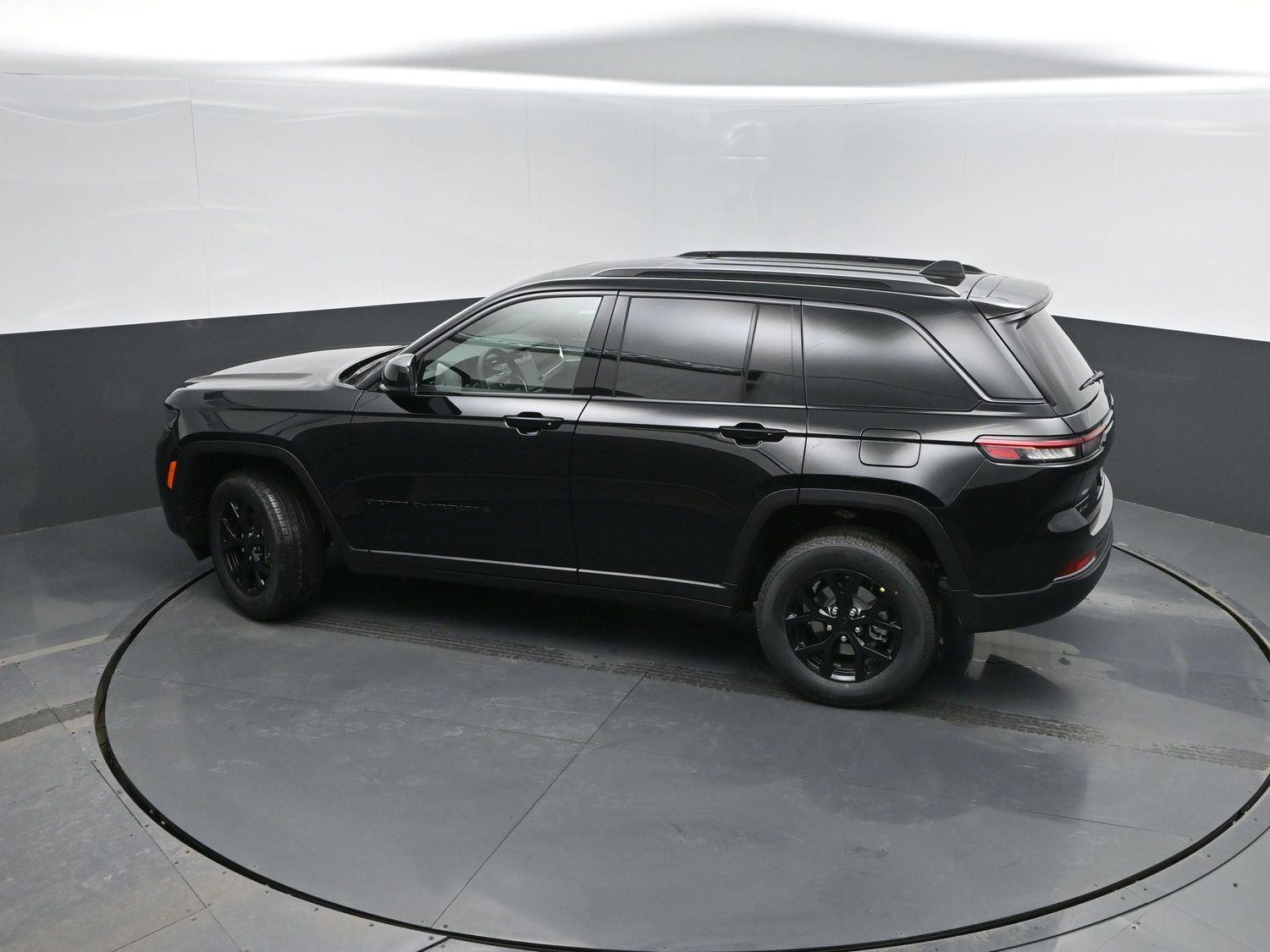 New 2026 Diamond Black Crystal Pearlcoat Jeep Laredo Altitude image 35
