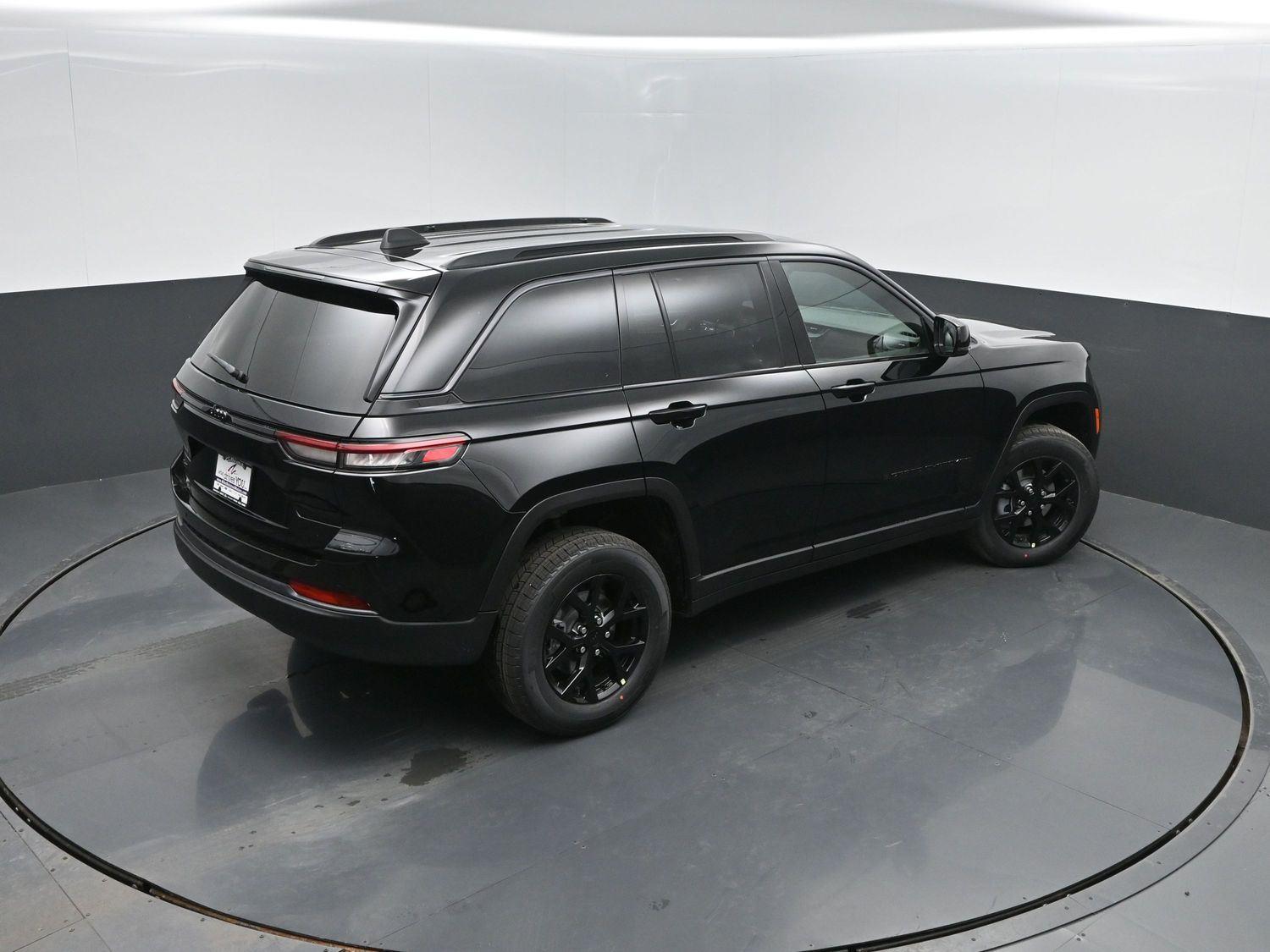 New 2026 Diamond Black Crystal Pearlcoat Jeep Laredo Altitude image 36