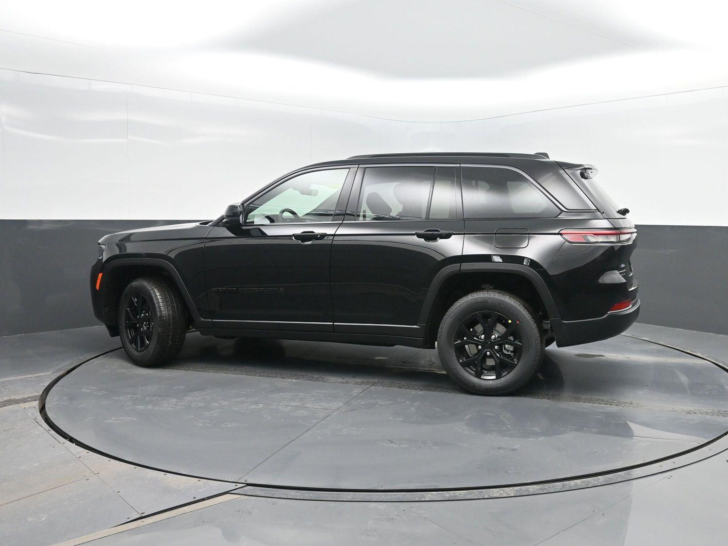 New 2026 Diamond Black Crystal Pearlcoat Jeep Laredo Altitude image 38