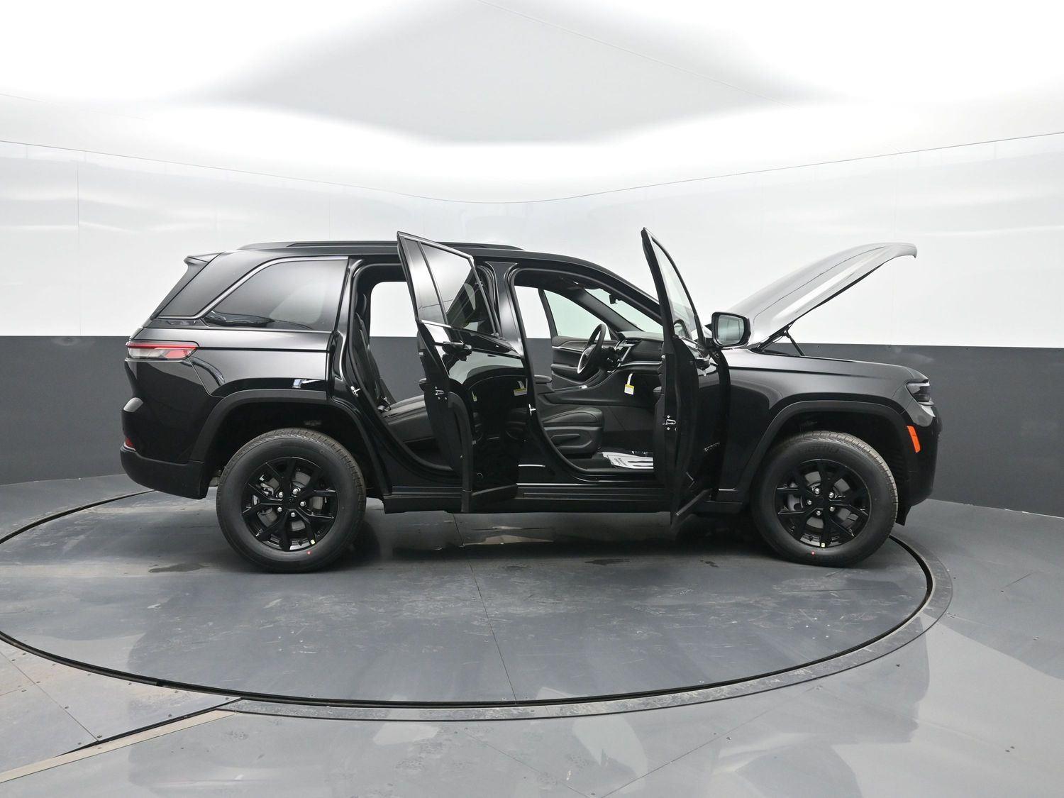 New 2026 Diamond Black Crystal Pearlcoat Jeep Laredo Altitude image 45