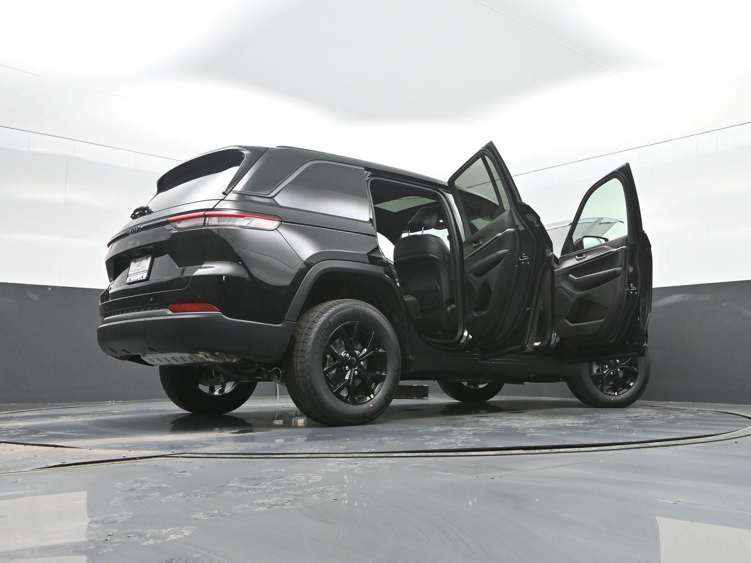 New 2026 Diamond Black Crystal Pearlcoat Jeep Laredo Altitude image 47